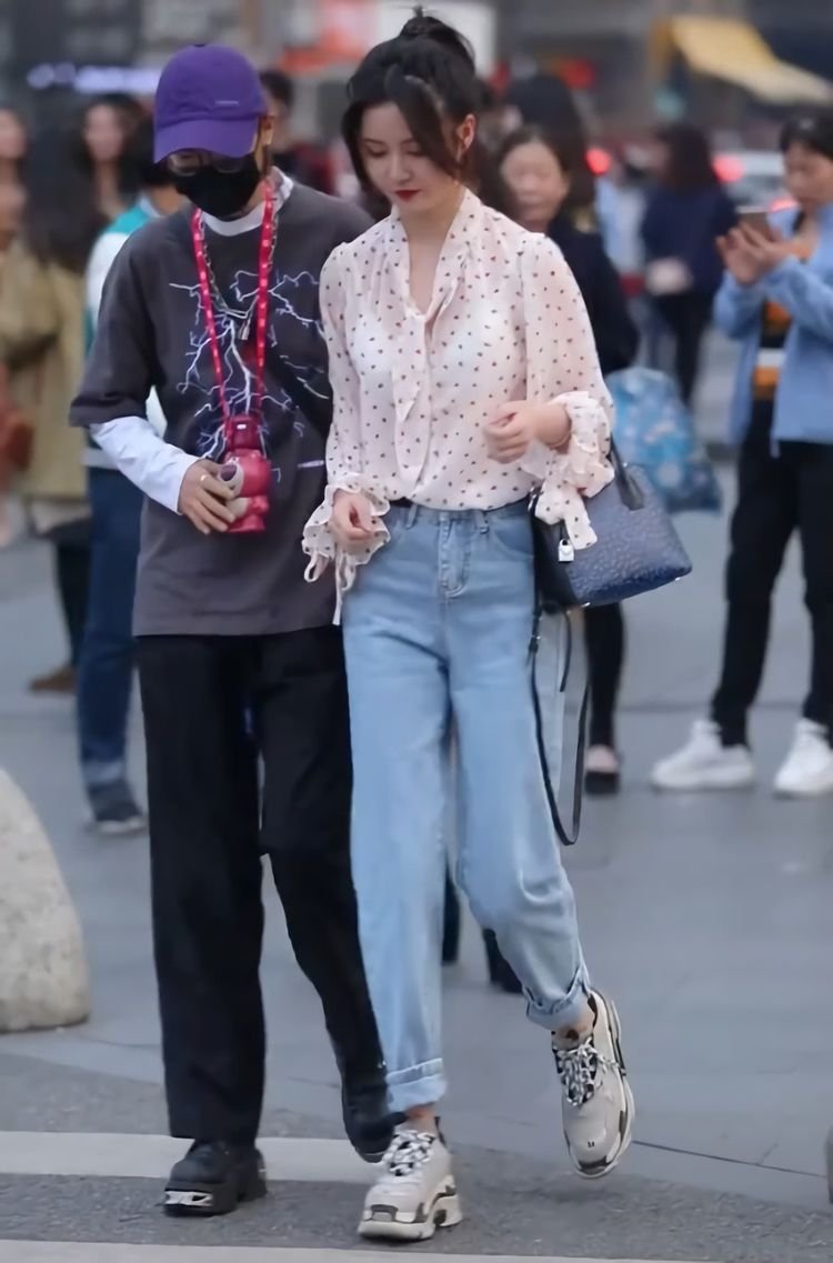 小白鞋搭配的显高牛仔裤,哈伦裤高帮鞋穿搭