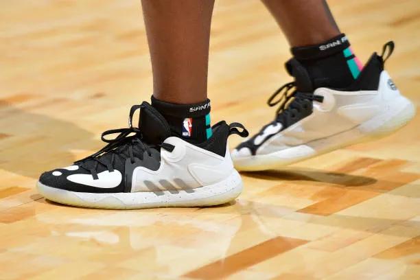 nba球员上脚安踏合集,nba球员上脚的球鞋欧文