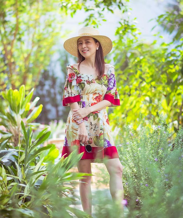 还是泰国华裔富婆潇洒！穿花裙亮相比花儿美，拒绝泰王求爱真明智