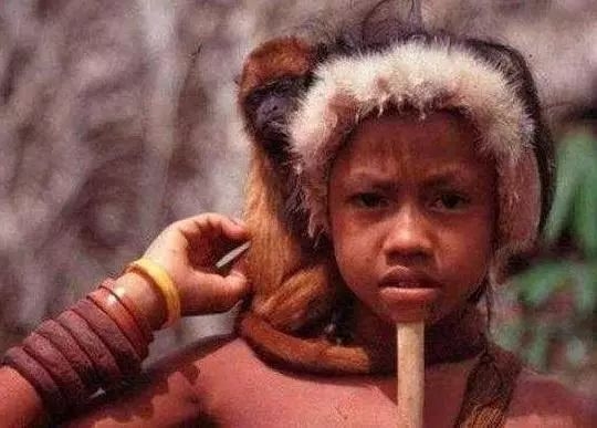 下巴上插木棍的原始部落,原始部落舌头穿木棍