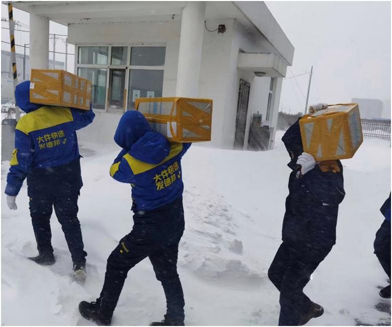 逆行坚守的快递小哥,暴雪逆行者的视频
