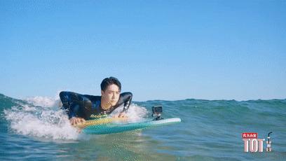 王一博冲浪和肖战,王一博冲浪骑摩托滑板