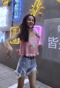 这只鹦鹉一直以为他是一只猴，所以每天都在重复做这个动作