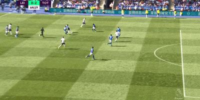 英超足球被恶意犯规队友暴怒,英超名哨var判罚引争议遭围堵