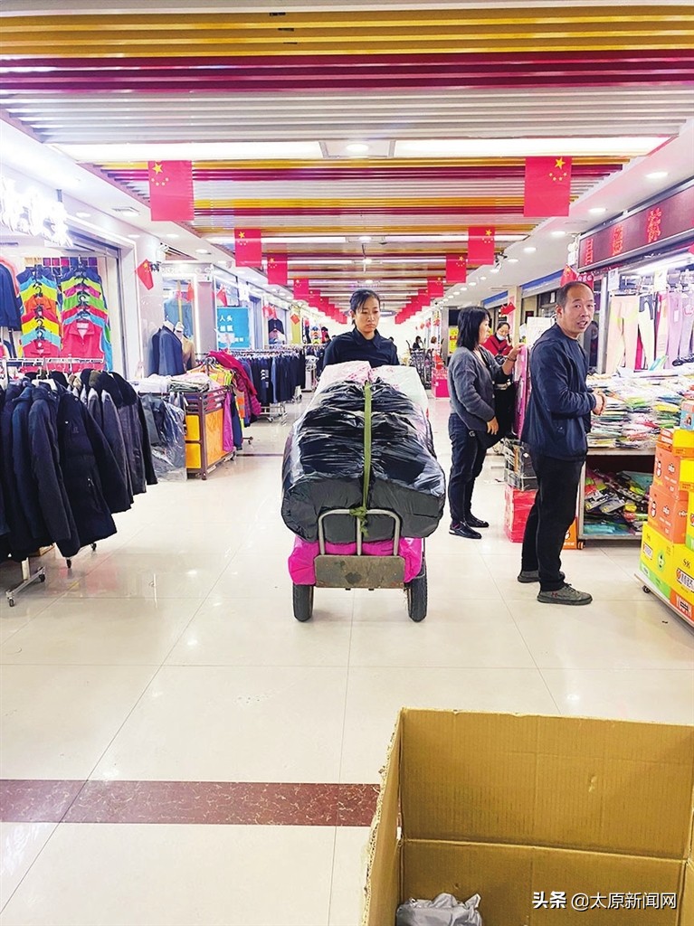 推”出幸福与繁华，四代“老虎车”见证太原服装城变化