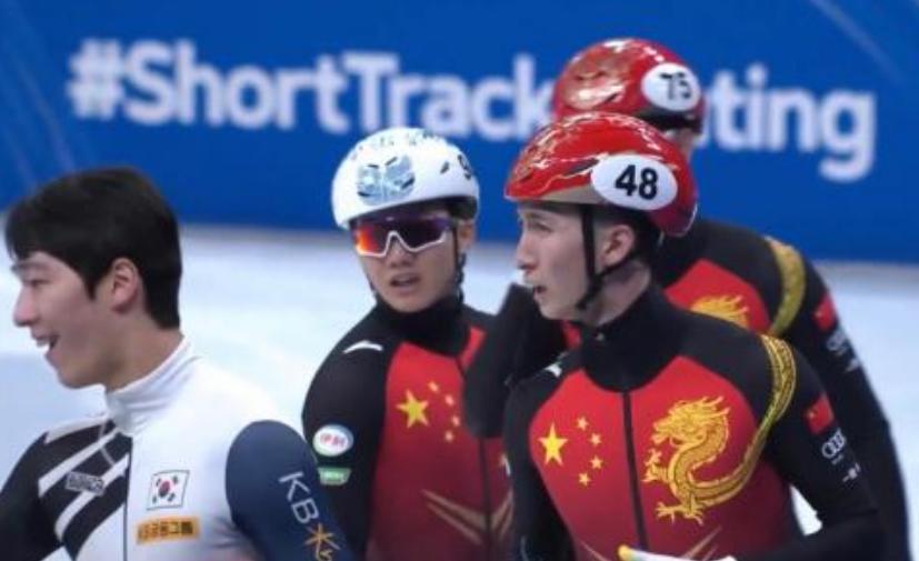 中韩短道冲突！武大靖被挑衅想干架，小将抱着拉住他，对手很嚣张