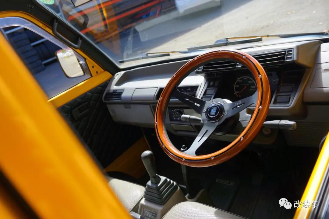 中置四驱五速手动的双门超跑，今晚我在秋名山等你