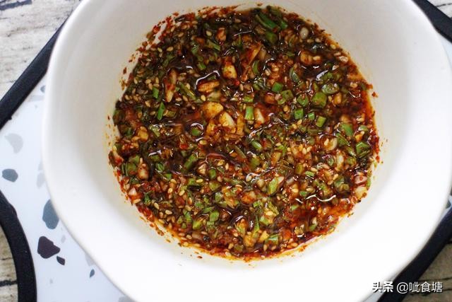 香椿炒鸡蛋正确做法先别焦急下锅,香椿炒鸡蛋简单易学你会了吗