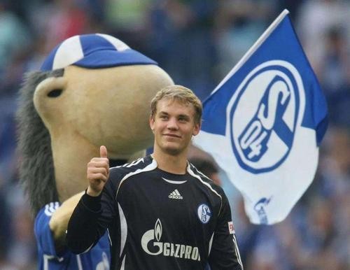 揭秘！因一次迟到成为门将，离开前遭受球迷掌掴，门卫第一人