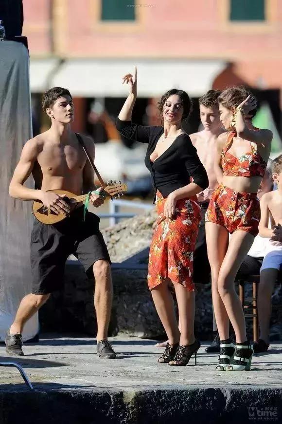 她是全球公认的最性感女神：“裸露”却不情色的人间*物尤**