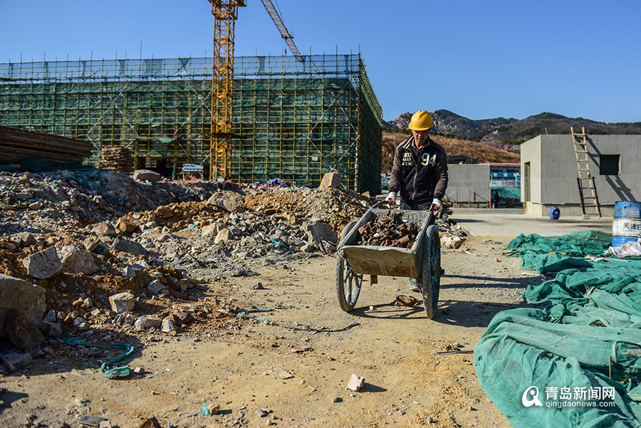 白天拌水泥，晚上写诗歌…青岛这位农民工在地下室写出几十万字小说