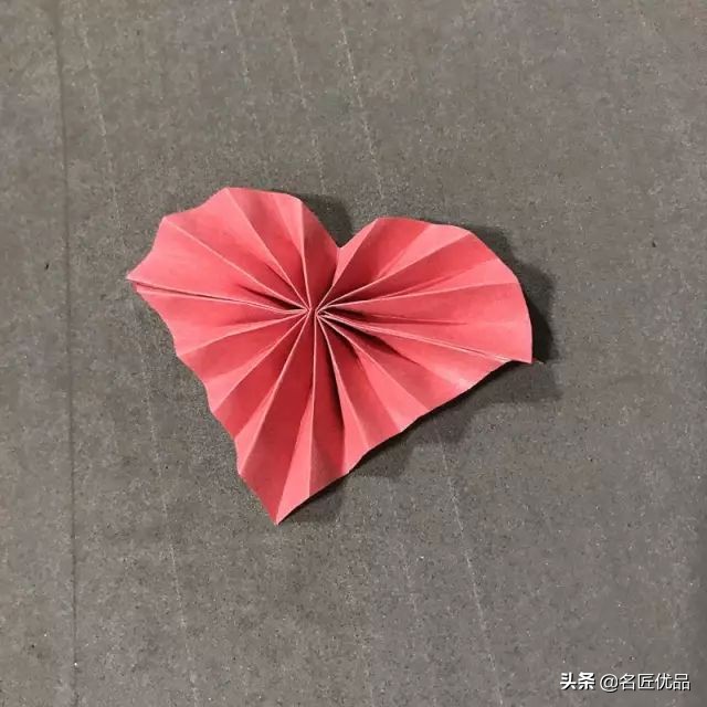 看别人剪新年剪纸很好看,怎么用剪刀来剪新年剪纸