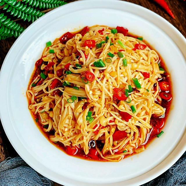 凉拌金针菇的家常做法酸辣美味,香辣金针菇怎么凉拌好吃