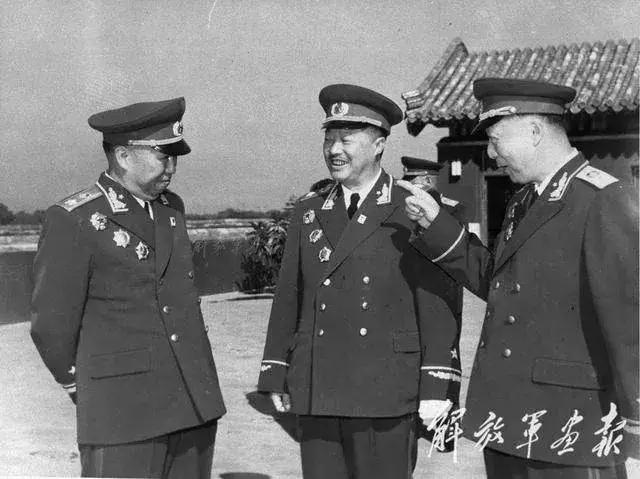 缅怀贺龙元帅，难忘菜刀、烟斗与胡子