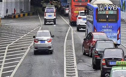 珠海板樟山慢行隧道,珠海板樟山隧道千米红色长廊入口