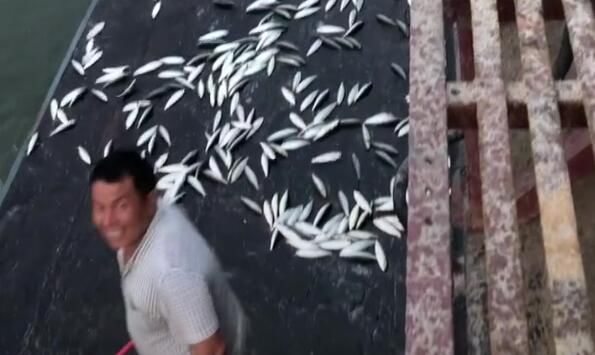 巨浪来袭海水倒灌甲板,甲板上海水倒灌