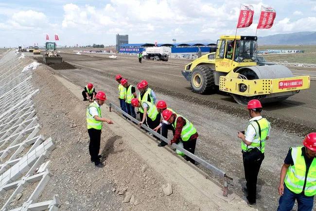 万里黄沙，波涛如怒，谁建起这条横贯中国的壮阔公路？