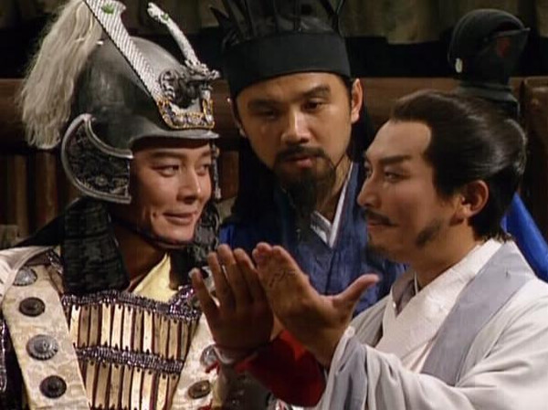 穿恨天高坐地铁的社死现场，两位男士都不忍看这次“崴脚表演”