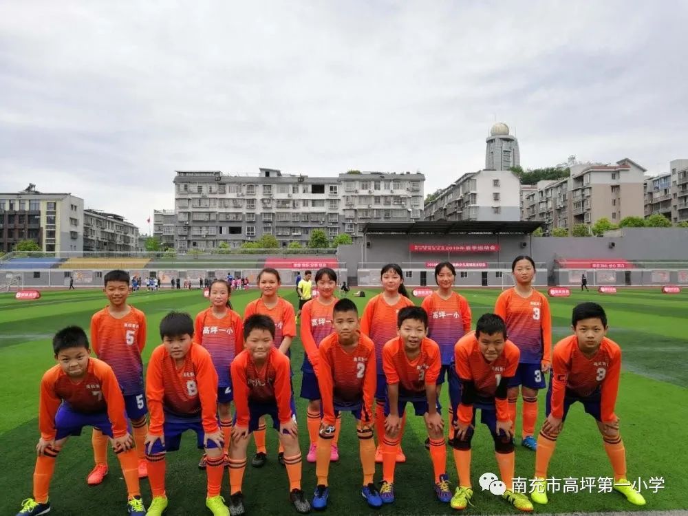 绿茵场上挥洒汗水享用足球的快乐,三亚足球小将在绿茵场上挥洒汗水