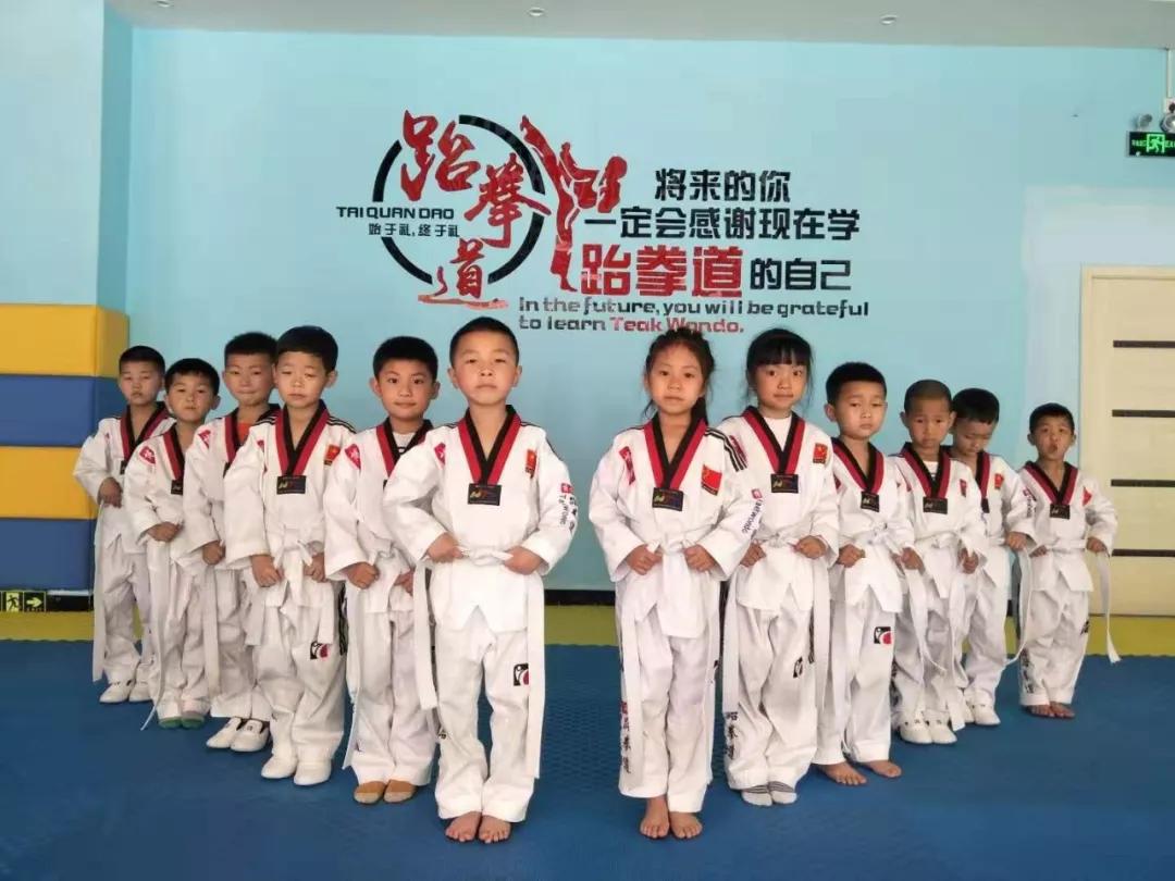 跆拳道什么级别穿黑色道服,跆拳道训练适合穿什么衣服