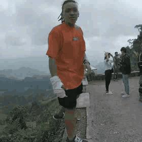 遛狗搞笑图片把主人鞋都追掉,遛狗被猫砸中