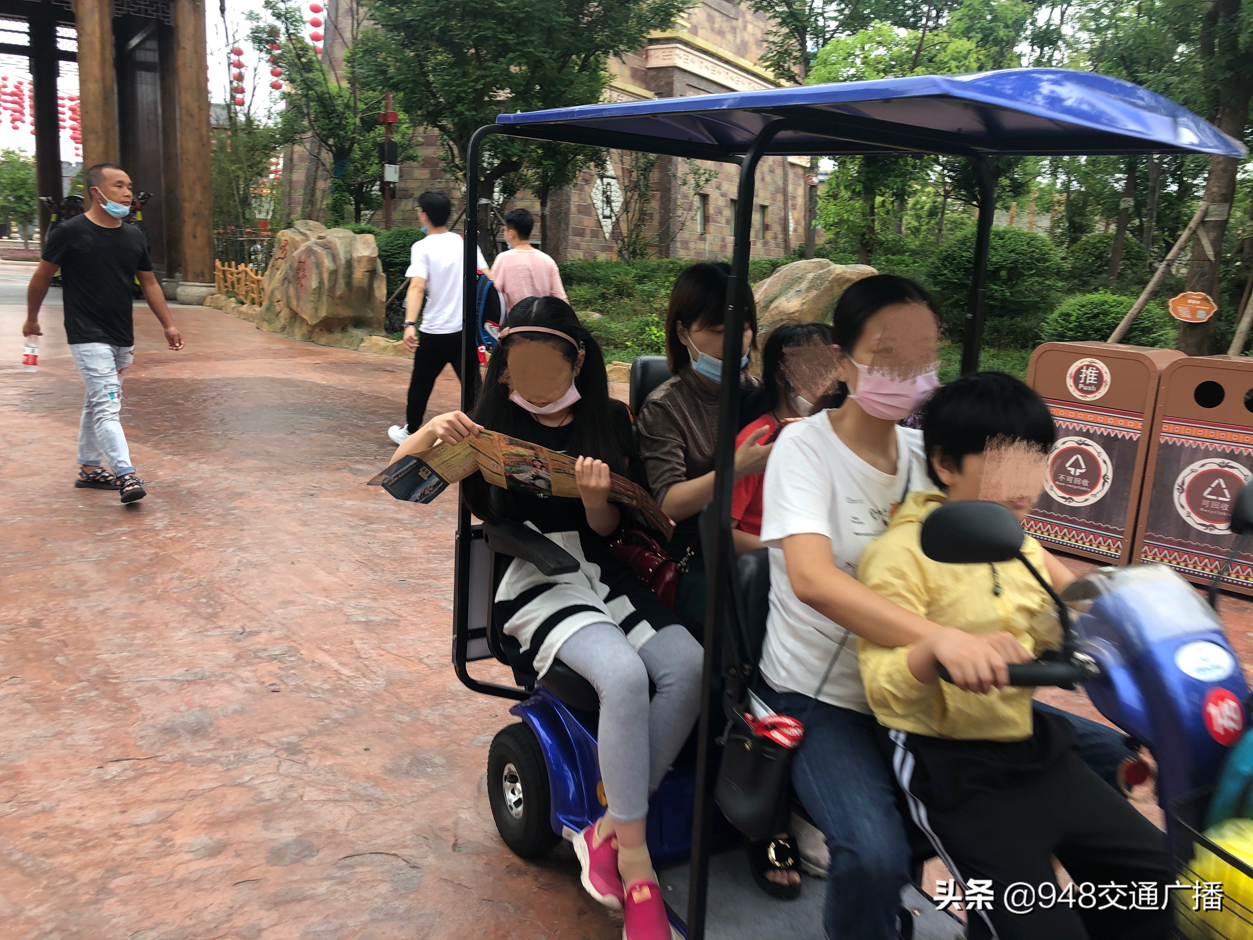 代步电瓶车租金价格“不降反升” 游客质疑荆州方特东方神画店大欺客