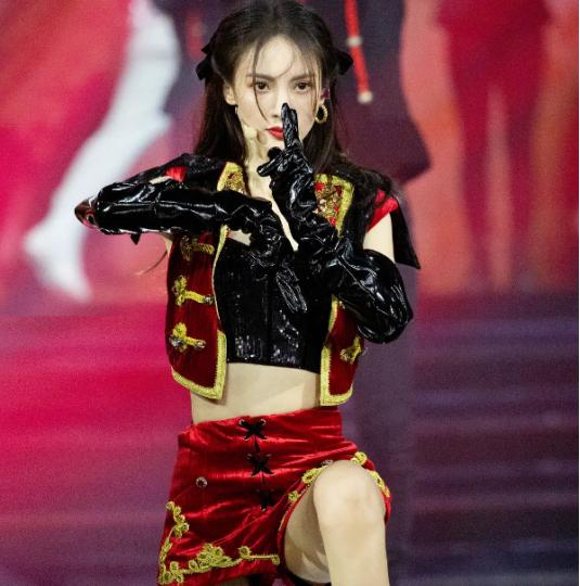 双蝴蝶结造型女星大pk：戚薇魅惑张雨绮显头大，赵露思发量取胜