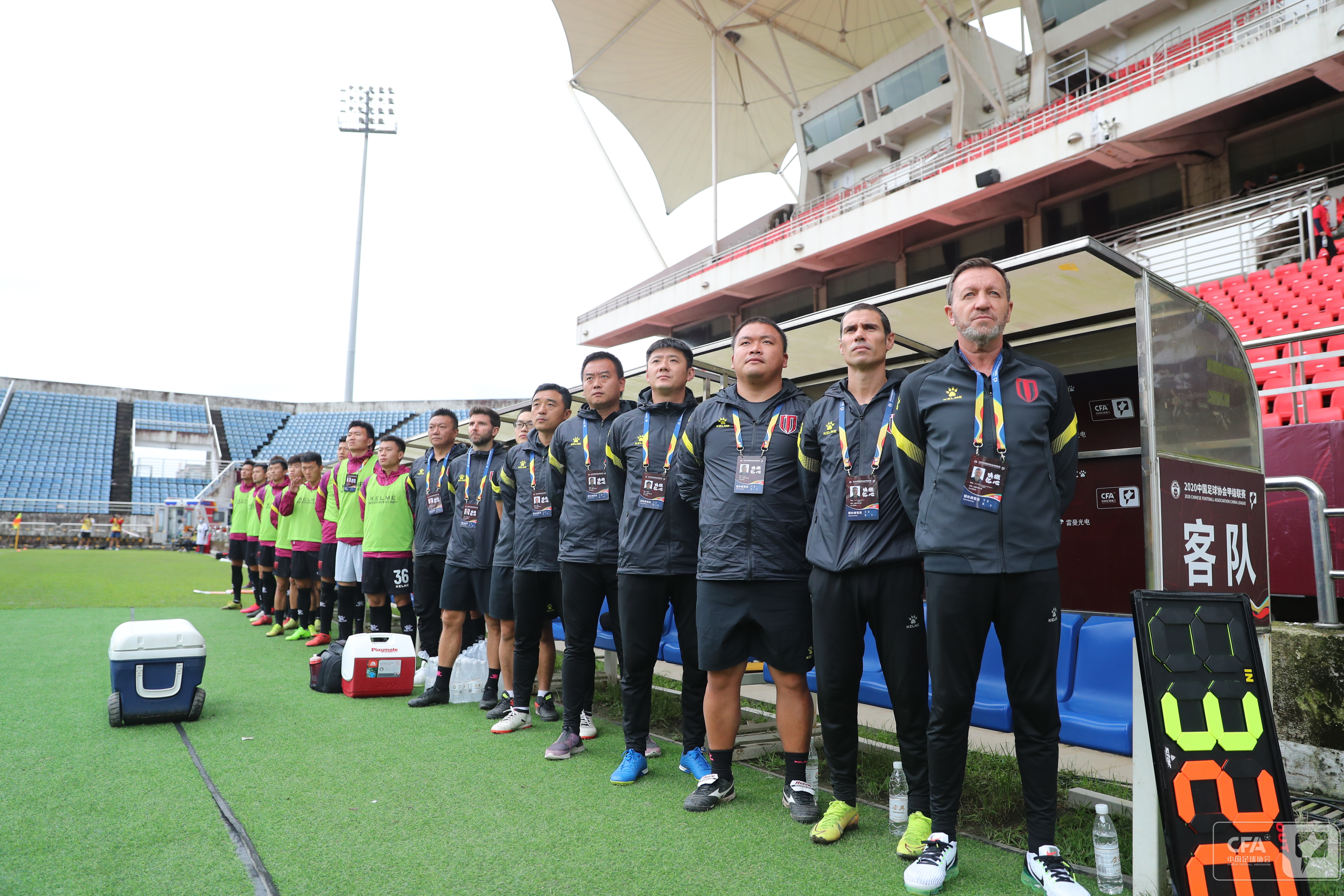 海报举大旗视频,海报攀登者