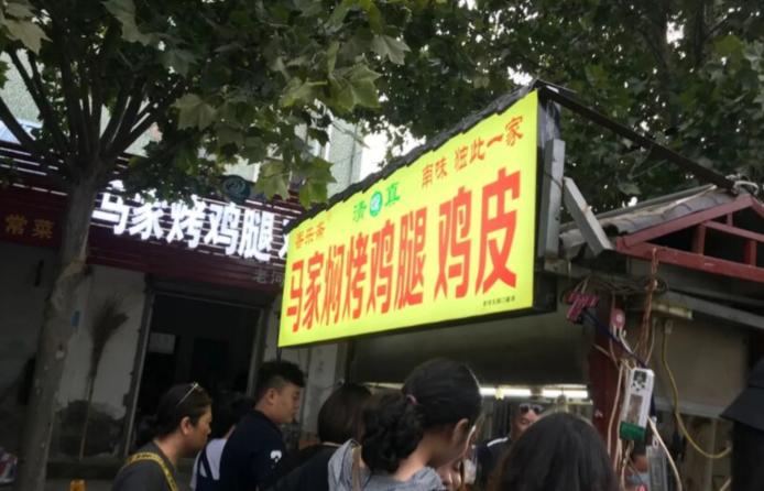 开封大姐卖小吃40年每天排队,开封学校门口小吃