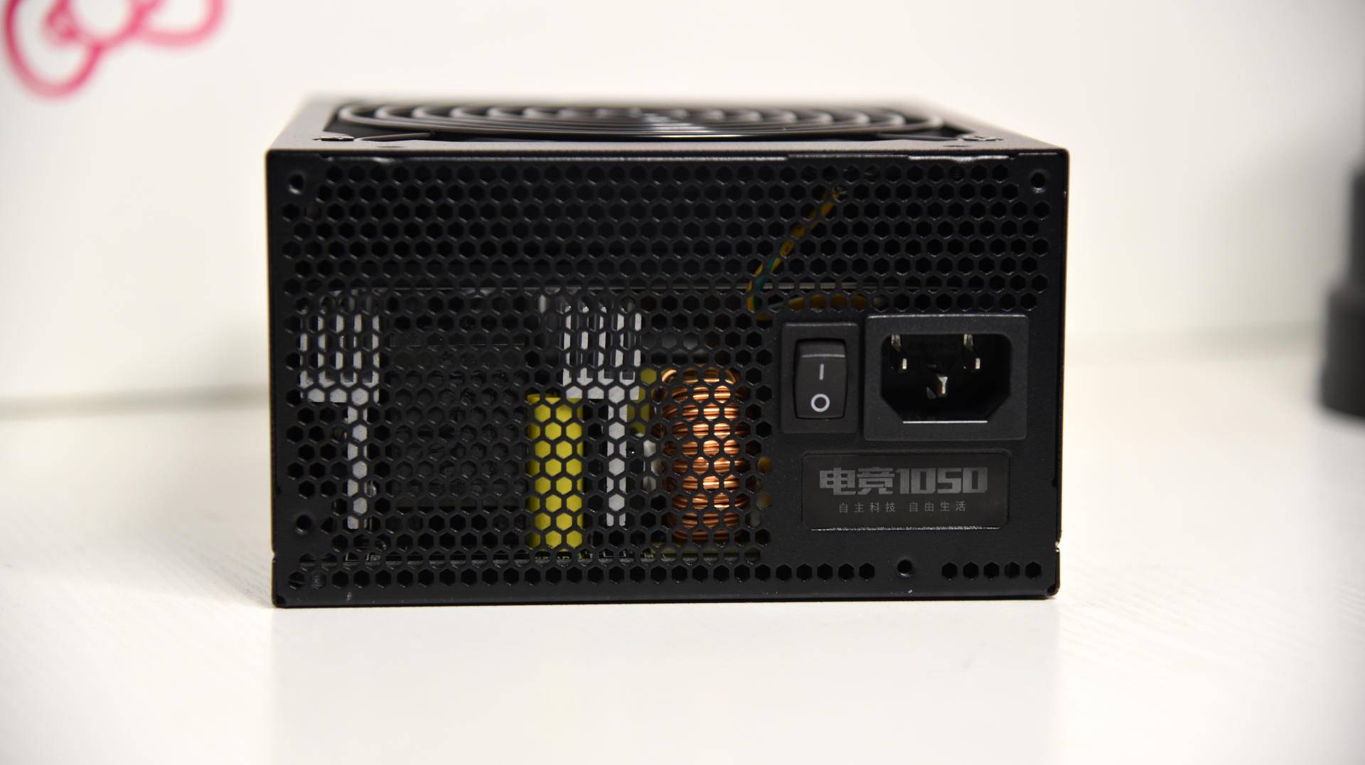 近白金级能效1050W电源，每瓦不到一元！错点是没有80PLUS认证