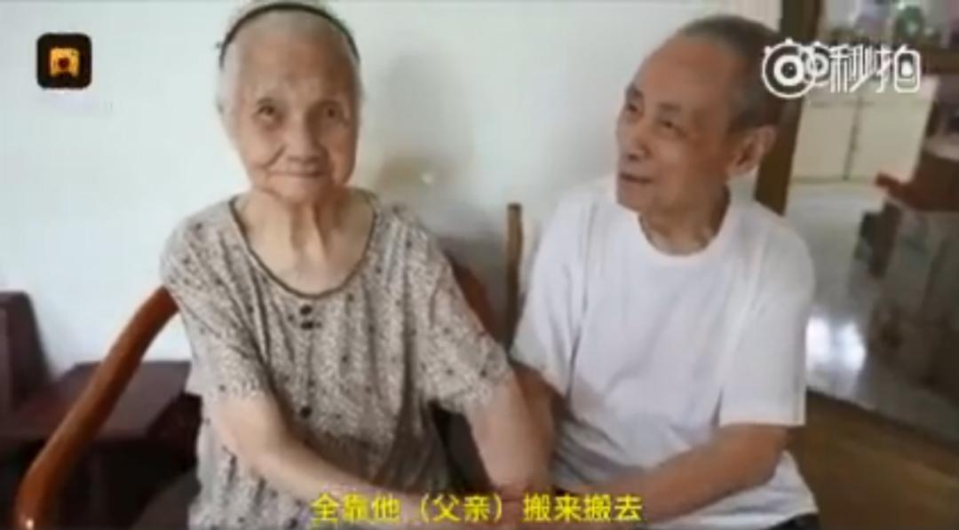 比钟南山还强！广西大爷102岁还在练哑铃，一身肌肉都是在家练的