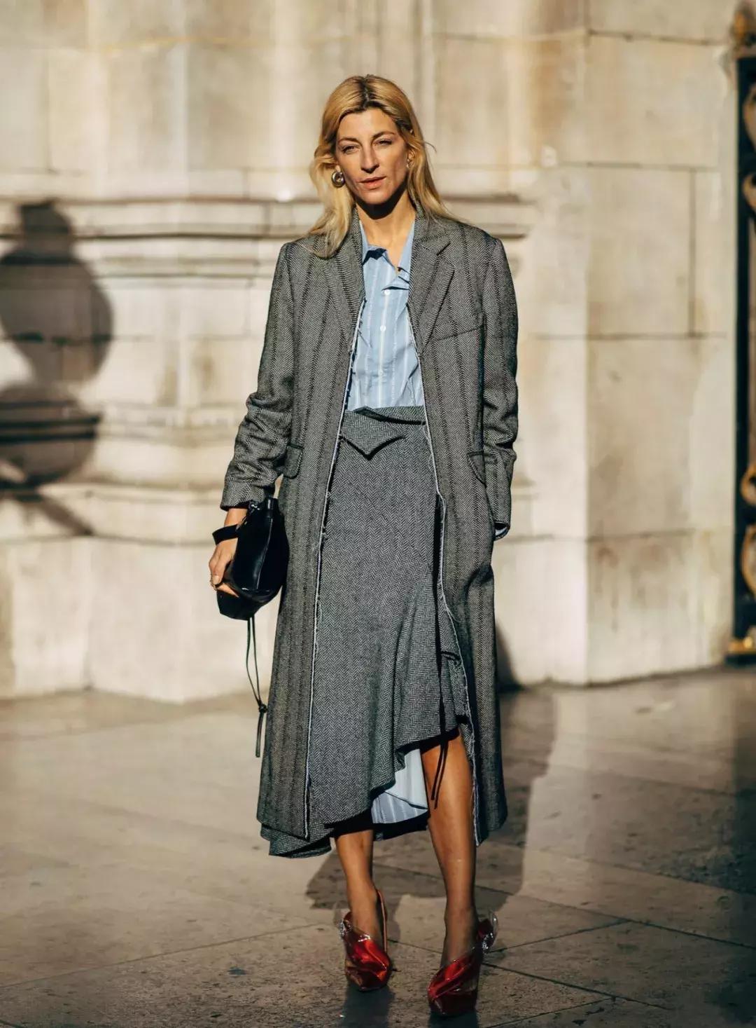 大衣+裙子最好看的经典穿法指南，穿多久都不觉得腻