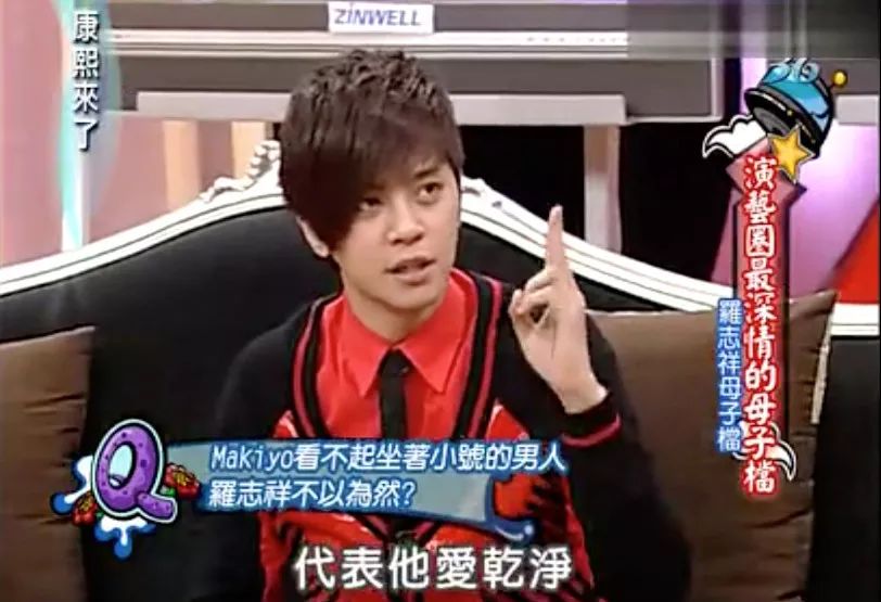 他一手烂牌打到超精彩，出道21年却靠女装爆红出圈