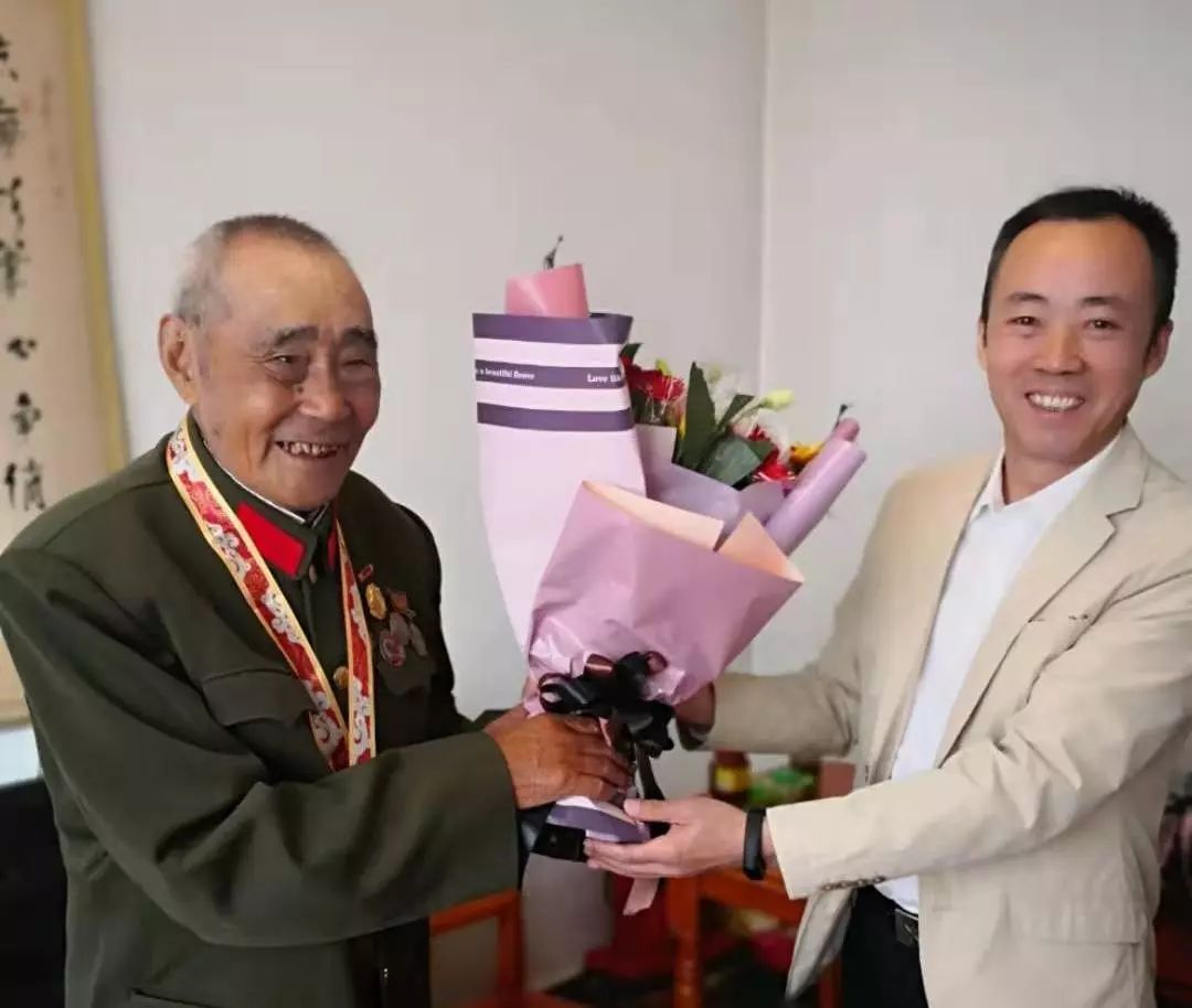 扛过枪打过仗跨过鸭绿江,向历次革命斗争中牺牲的同志致敬