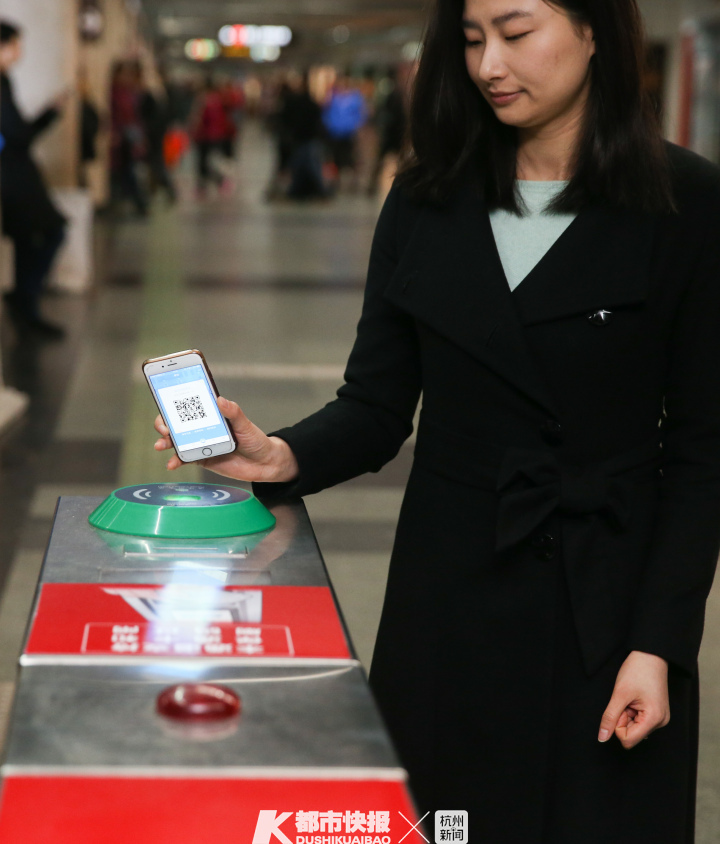 出生在西湖边的这个“伢儿”今天15岁了！杭州人的生活因它而改变