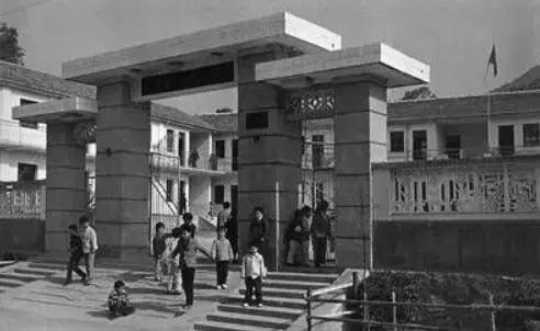 还记得那个让你刻骨铭心的女孩吗,还记得曾经让你泪流满面的照片吗