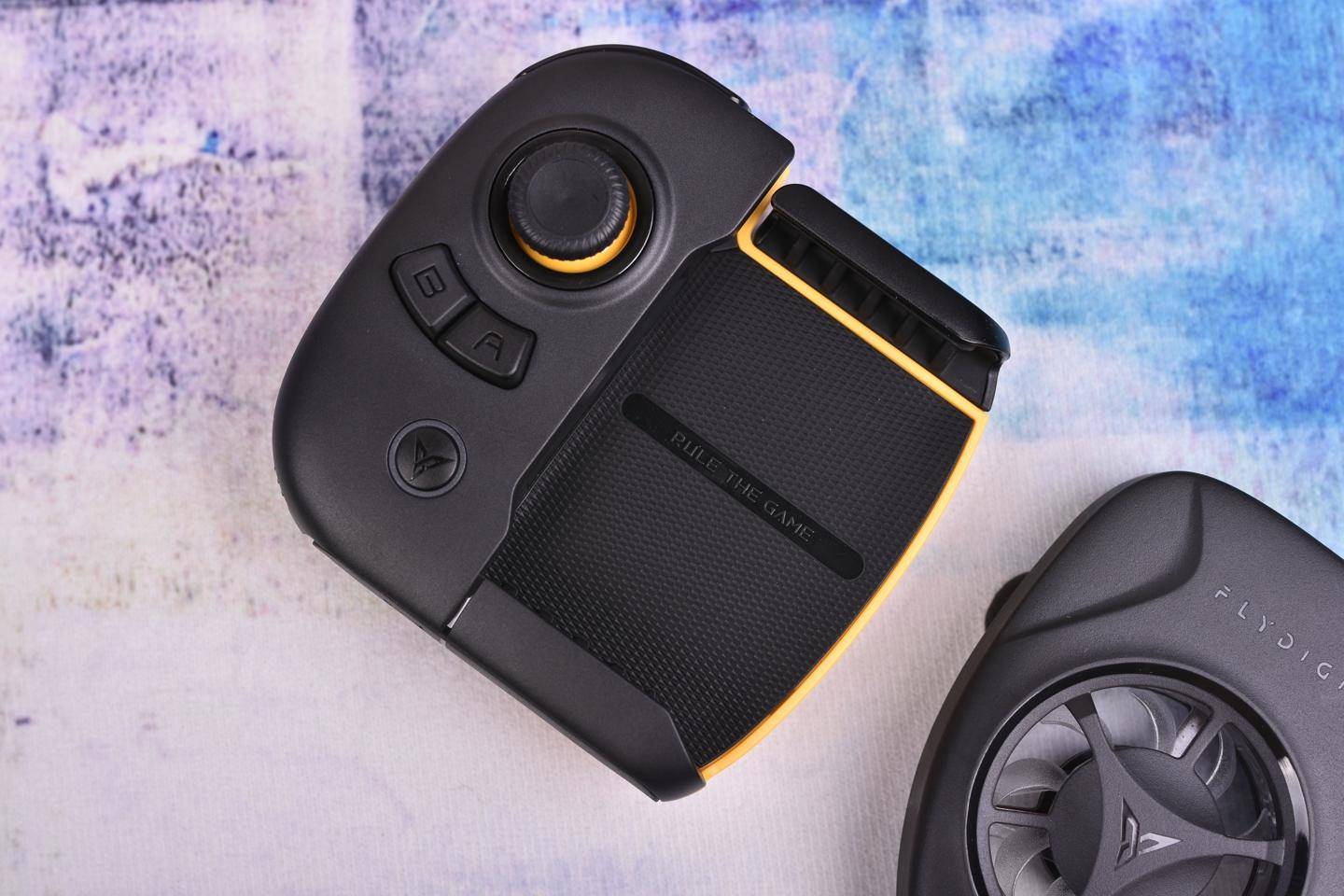 什么手柄最适合手机玩吃鸡,大屏手机用的吃鸡游戏手柄