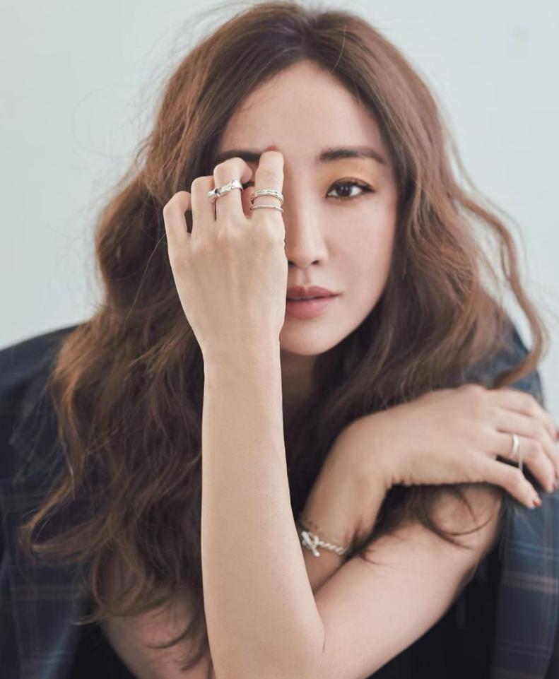 70岁练瑜伽年轻成30岁,50岁开始瑜伽10年后依然貌美如花