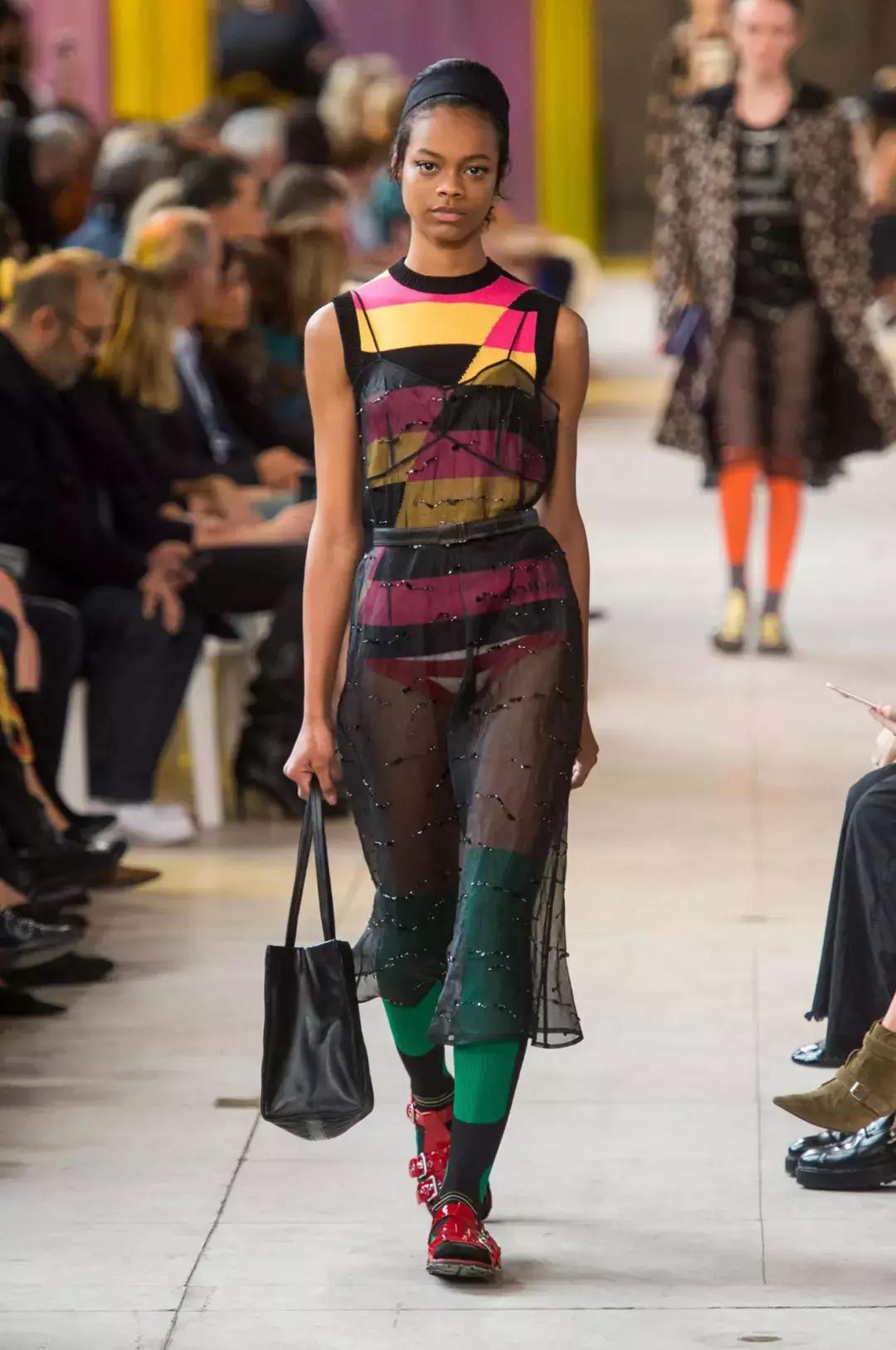 说好一起露脚踝，那些时髦精却偷偷穿上了中筒袜