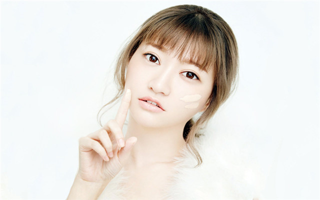 夏天皮肤油怎么化妆,兰蔻持妆粉底液夏天上妆技巧