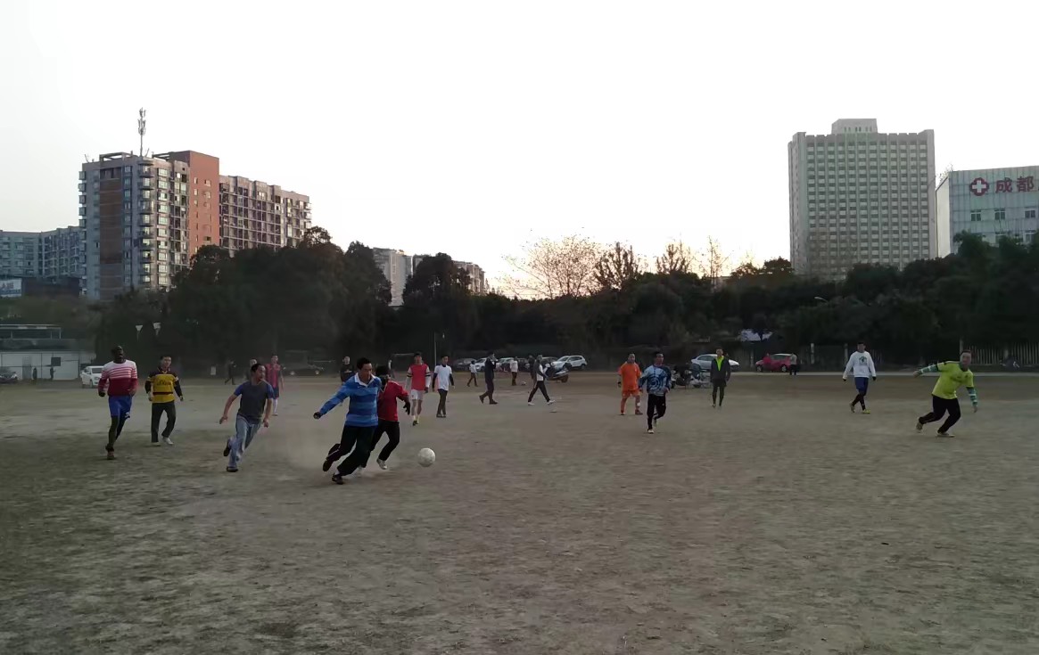 如何踢球可以不交钱,如何不花钱买到一个足球