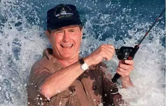 美国老布什总统逝世葬礼,美国前总统老布什跳伞