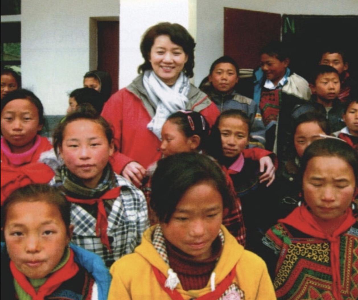 国民女神李修平：播音26年人美心善，57岁无儿无女留下遗憾