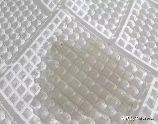 乌鲁木齐瓷砖空鼓翘角微创修复,10*10地砖铺贴方法视频