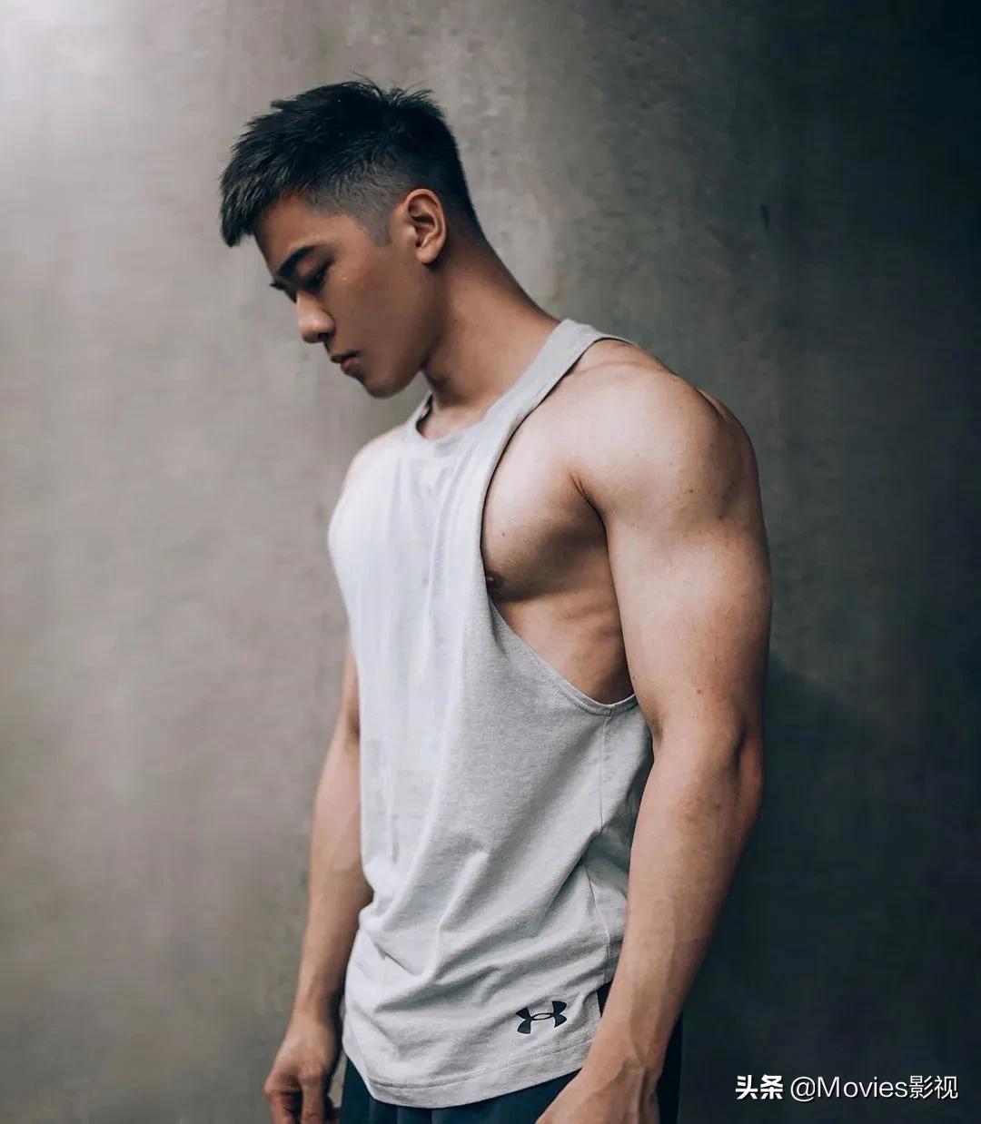 穿短裤比汪小菲还好看！奶凶腱子肉小狼狗，浴室照疯狂撩粉！