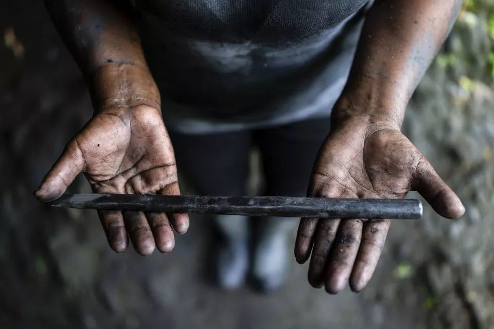 月薪2500，记录哥伦比亚祖母绿矿区女矿工的艰辛生活