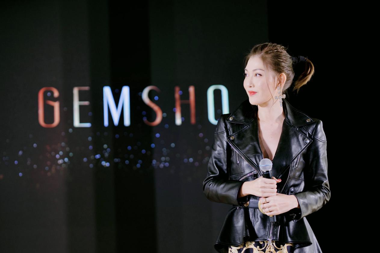 李彩桦穿背带视频,李彩桦运动内衣搭配