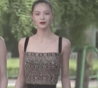 当钟楚曦和江疏影同穿印花连衣裙,倪妮钟楚曦写真