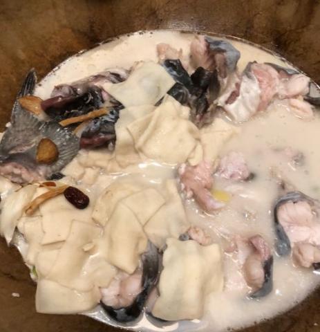 云南特点的蒸汽石锅鱼味道真不错,好吃的云南蒸汽石锅鱼