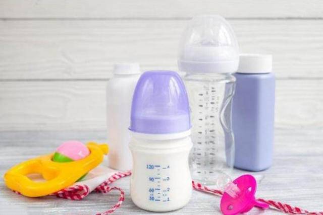 奶瓶买玻璃的好还是硅胶的好一点,奶瓶选塑料的还是玻璃的更好一点